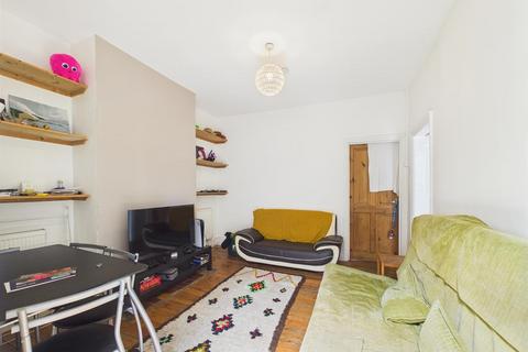 3 bedroom flat to rent, Mandrake Road, London
