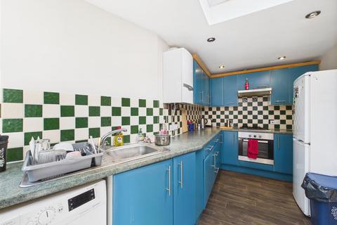 3 bedroom flat to rent, Mandrake Road, London