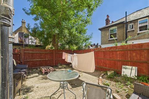 3 bedroom flat to rent, Mandrake Road, London