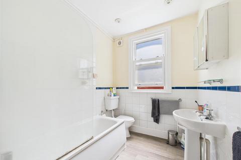 3 bedroom flat to rent, Mandrake Road, London