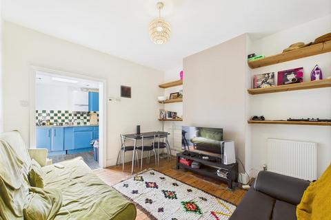 3 bedroom flat to rent, Mandrake Road, London