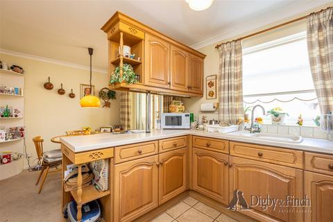 3 bedroom semi-detached house for sale, Chatsworth Avenue, Radcliffe-On-Trent, Nottingham