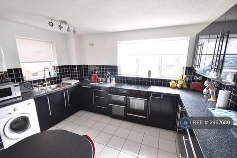 2 bedroom semi-detached house to rent, Corbridge Drive, Luton, LU2