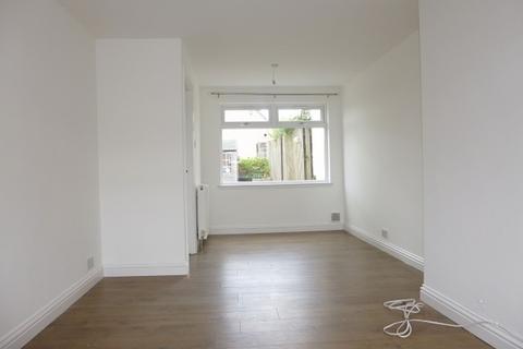 3 bedroom semi-detached house to rent, Woodhill Road, Glasgow G64