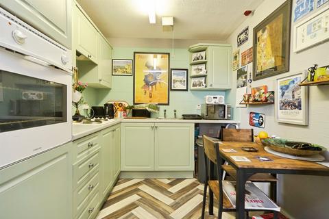 1 bedroom flat for sale, Regent Crescent, Horsforth, Leeds
