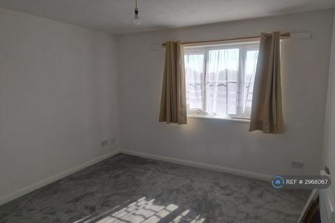 2 bedroom flat to rent, St Aidans Court, Barking, IG11