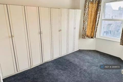 4 bedroom terraced house to rent, St. Awdrys Road, Barking, IG11