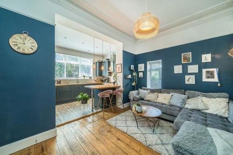 2 bedroom flat for sale, Longley Road, London SW17