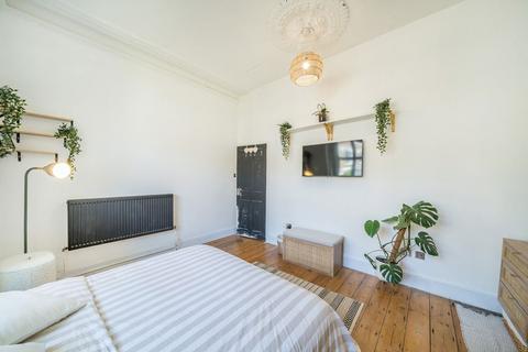 2 bedroom flat for sale, Longley Road, London SW17