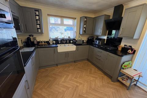3 bedroom semi-detached house for sale, Western Avenue, Birstall, Batley