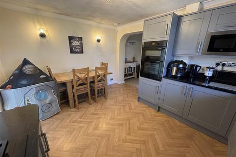 3 bedroom semi-detached house for sale, Western Avenue, Birstall, Batley