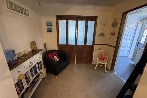 3 bedroom semi-detached house for sale, Western Avenue, Birstall, Batley