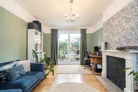 2 bedroom flat for sale, Heather Road, London SE12