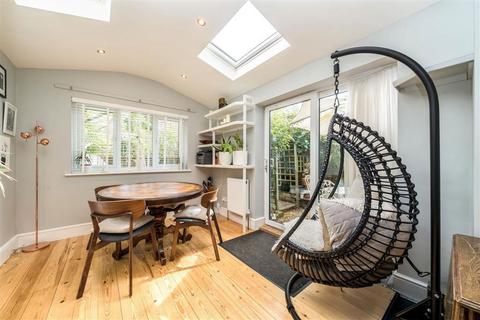2 bedroom flat for sale, Heather Road, London SE12
