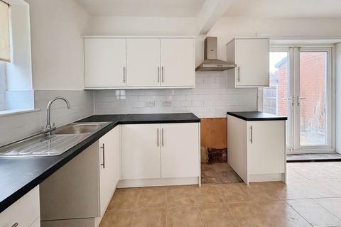 3 bedroom semi-detached house to rent, Waincliffe Mount, Leeds