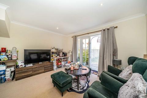 2 bedroom house to rent, Tiverton Way, London NW7