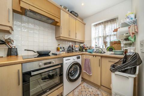 2 bedroom house to rent, Tiverton Way, London NW7
