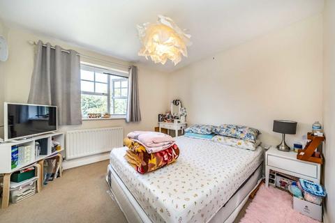 2 bedroom house to rent, Tiverton Way, London NW7