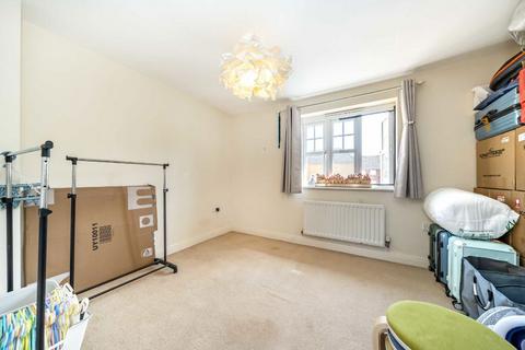 2 bedroom house to rent, Tiverton Way, London NW7