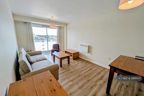 2 bedroom flat to rent, Tillley Road, Feltham, TW13