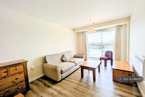 2 bedroom flat to rent, Tillley Road, Feltham, TW13