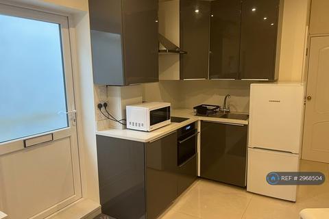 Studio to rent, North Crescent, London, N3