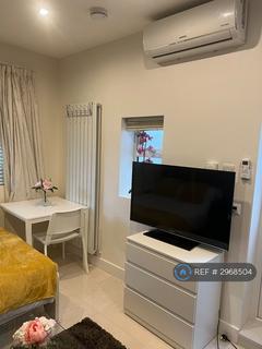 Studio to rent, North Crescent, London, N3