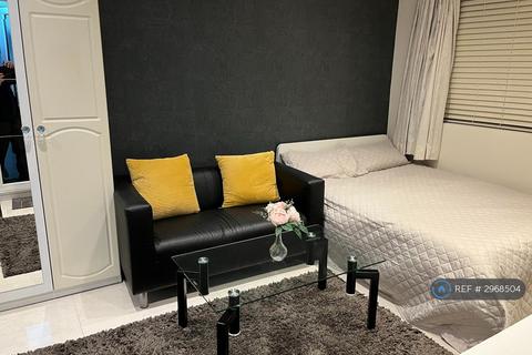 Studio to rent, North Crescent, London, N3