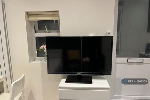 Studio to rent, North Crescent, London, N3