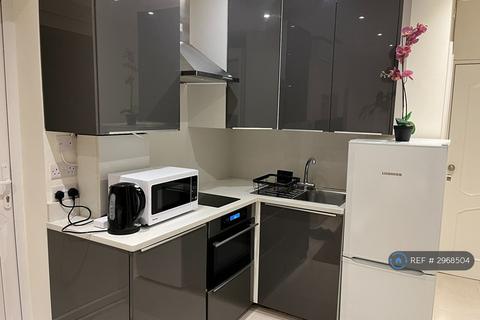 Studio to rent, North Crescent, London, N3