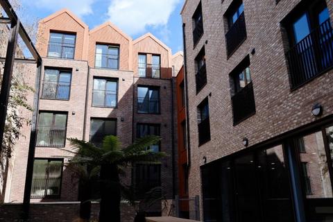 Studio to rent, Commercial Road