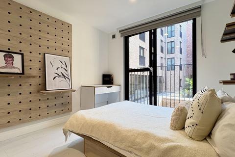 Studio to rent, Commercial Road