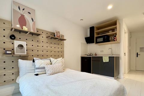Studio to rent, Commercial Road