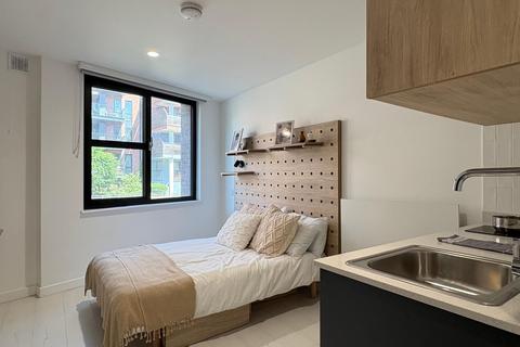Studio to rent, Commercial Road
