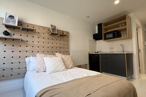 Studio to rent, Commercial Road