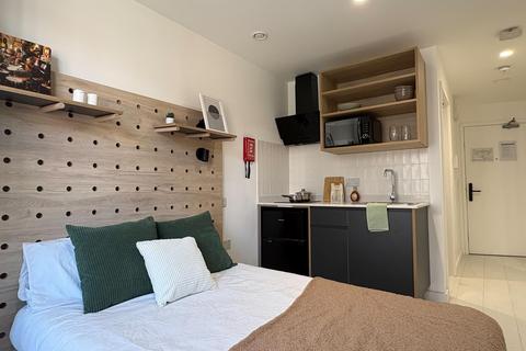 Studio to rent, Commercial Road