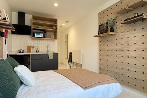 Studio to rent, Commercial Road