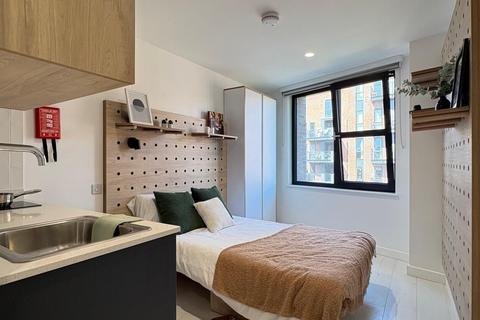 Studio to rent, Commercial Road