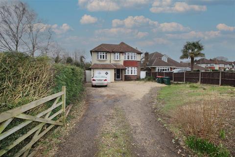4 bed detached house for rent in Three Bridges Road, Crawley