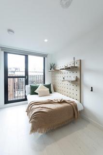 Studio to rent, Commercial Road