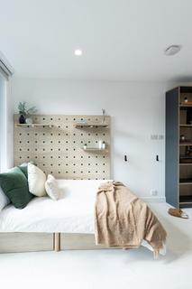 Studio to rent, Commercial Road