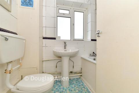 3 bedroom flat for sale, Dyson Road, London E11
