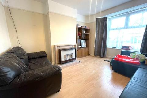 3 bedroom semi-detached house to rent, West Way, Hounslow TW5
