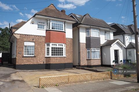 3 bedroom detached house to rent, Warwick Avenue, Edgware, HA8
