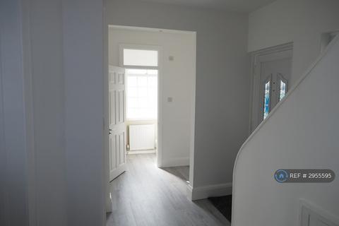 3 bedroom detached house to rent, Warwick Avenue, Edgware, HA8