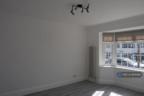 3 bedroom detached house to rent, Warwick Avenue, Edgware, HA8