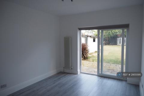 3 bedroom detached house to rent, Warwick Avenue, Edgware, HA8