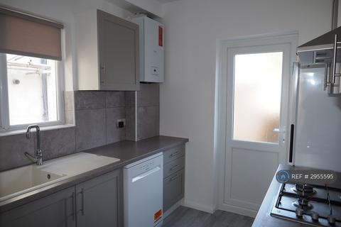 3 bedroom detached house to rent, Warwick Avenue, Edgware, HA8