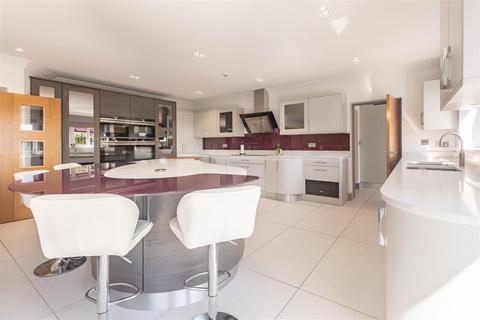 4 bedroom detached house for sale, Bower Hill, Epping