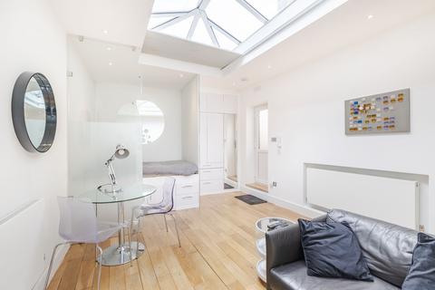 Studio to rent, Ongar Road, London